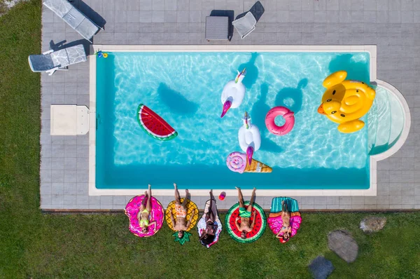 Amigos divirtiéndose en una piscina —  Fotos de Stock