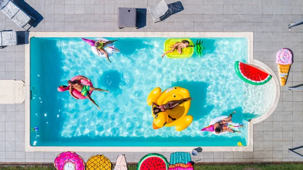 Freunde amüsieren sich im Schwimmbad — Stockfoto