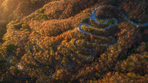 Estrada sinuosa de Nikko no outono, Japão — Fotografia de Stock