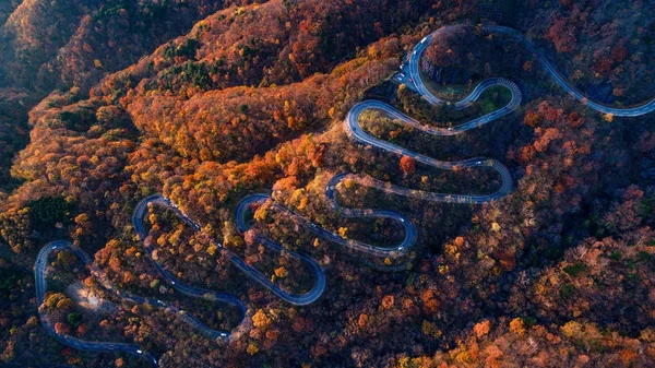 Nikko de kronkelende weg in de herfst, Japan — Stockfoto