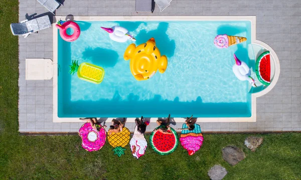 Amigos divirtiéndose en una piscina — Foto de Stock