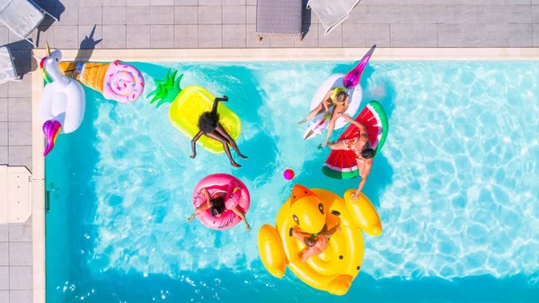 Vänner att ha kul i en pool — Stockfoto