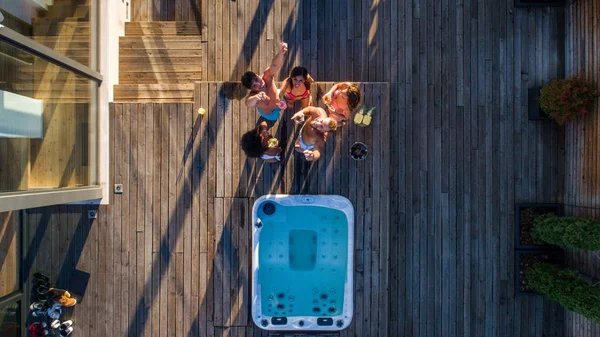 Amigos fazendo festa no terraço da penthouse — Fotografia de Stock