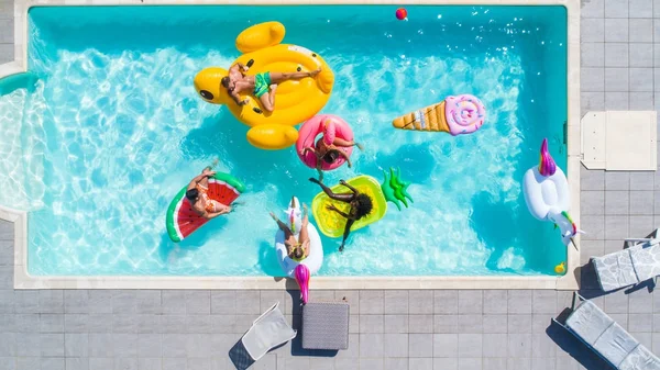 Amigos divirtiéndose en una piscina — Foto de Stock