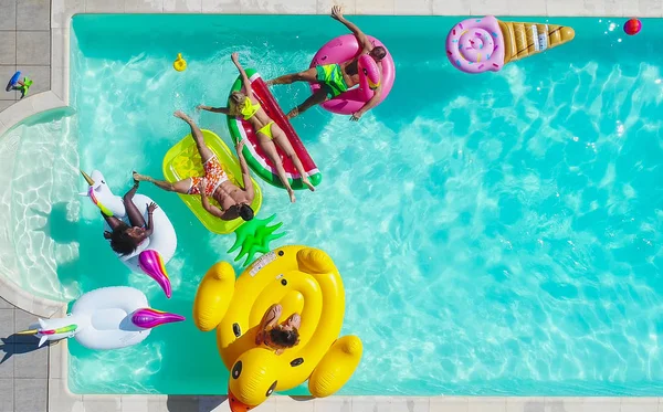 Freunde amüsieren sich im Schwimmbad — Stockfoto