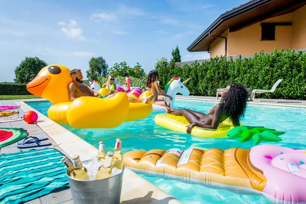 Amigos se divertindo em uma piscina — Fotografia de Stock