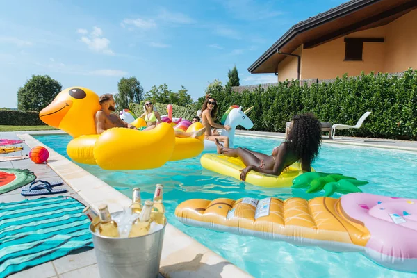 Amigos divirtiéndose en una piscina — Foto de Stock