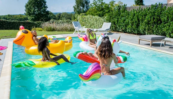 Vrienden vermaken in een zwembad — Stockfoto