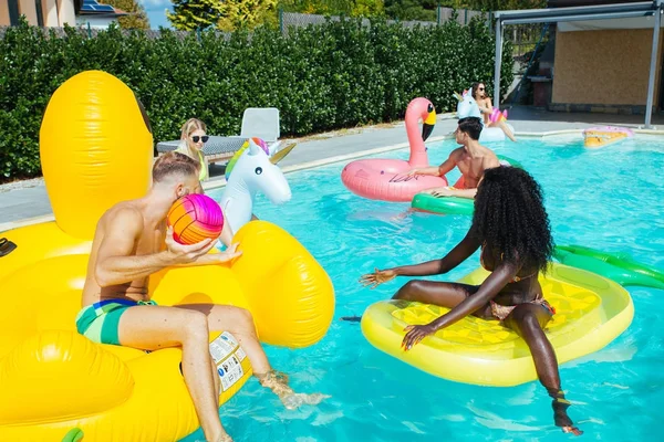 Друзі розважаються у басейні — стокове фото