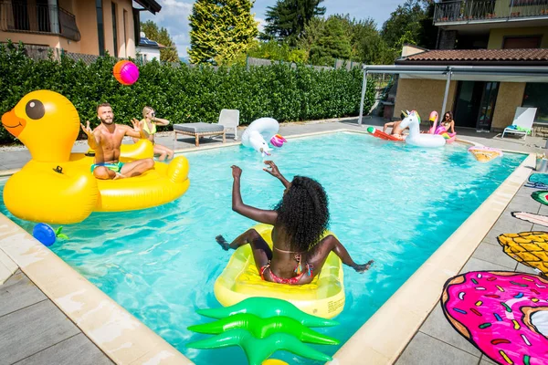 Vrienden vermaken in een zwembad — Stockfoto