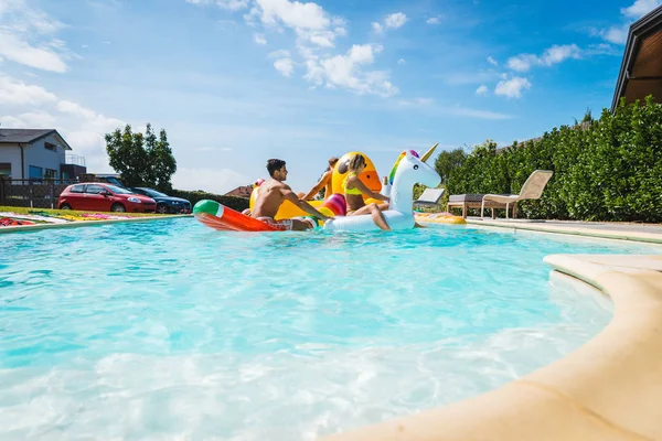Arkadaşlar eğlenmeye bir yüzme havuzunda