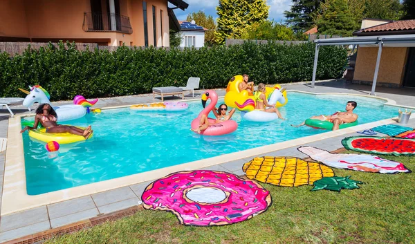 Freunde amüsieren sich im Schwimmbad — Stockfoto