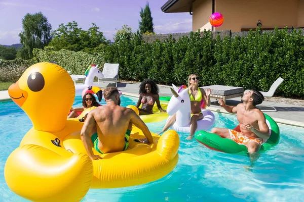 Vrienden vermaken in een zwembad — Stockfoto