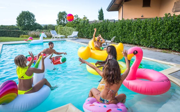 Amigos se divertindo em uma piscina — Fotografia de Stock