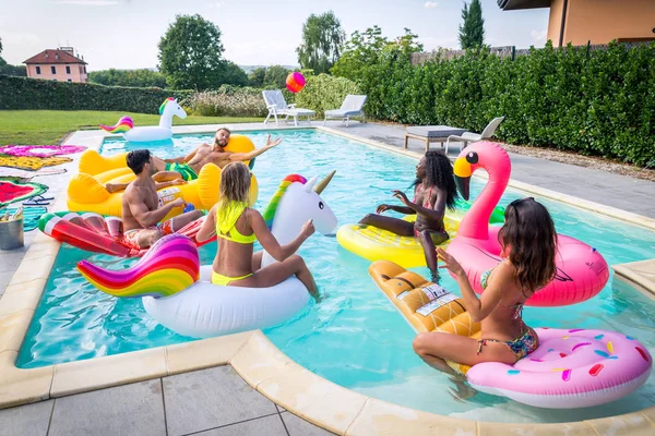 Друзі розважаються у басейні — стокове фото