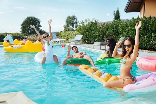 Amici che si divertono in piscina — Foto Stock