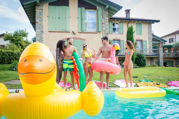 Friends having fun in a swimming pool — Stock Photo, Image