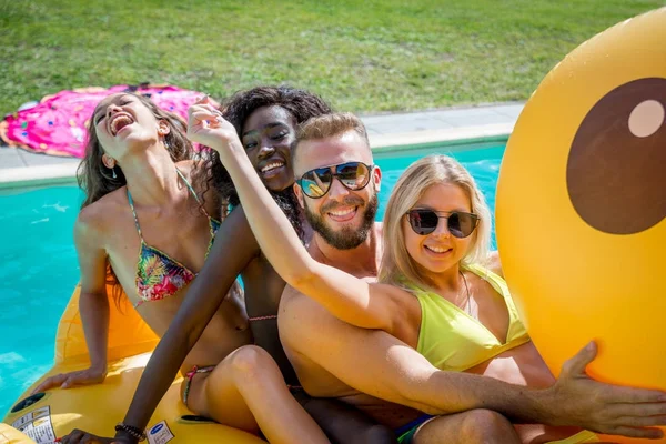 Amigos se divertindo em uma piscina — Fotografia de Stock