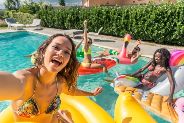 Amici che si divertono in piscina — Foto Stock
