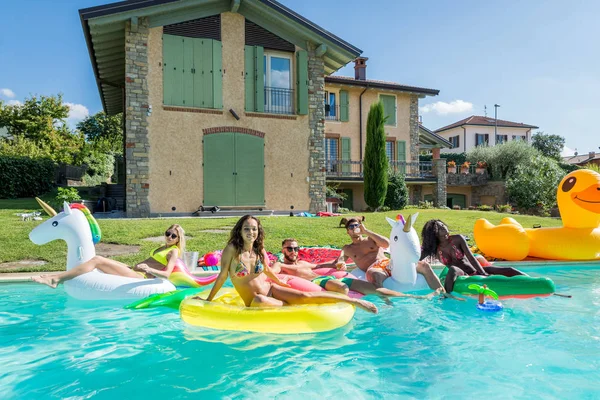 Friends having fun in a swimming pool — Stock Photo, Image