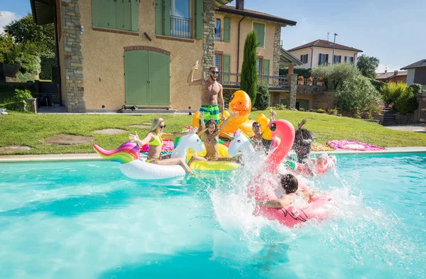 Des amis qui s'amusent dans une piscine — Photo