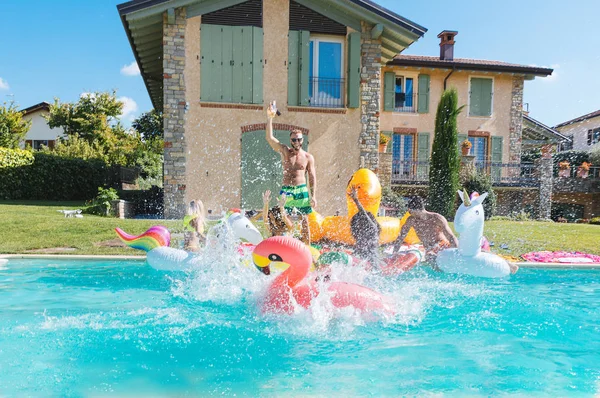 Des amis qui s'amusent dans une piscine — Photo