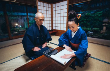 Üst düzey Çift yaşam tarzı anlarda bir geleneksel Japon ev