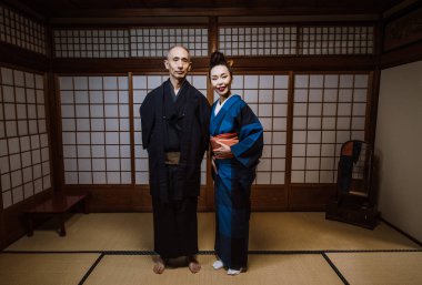 Üst düzey Japon çift anlar geleneksel bir evde