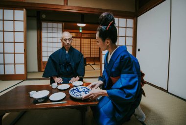 Üst düzey Japon çift anlar geleneksel bir evde