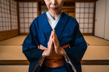 Bir geleneksel Japon ev güzel Japon kadın