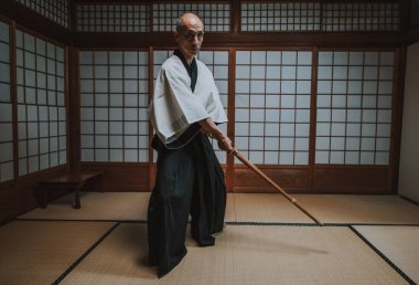 Onun dojo yöneticisinde kıdemli dövüş ve savunma sanatı