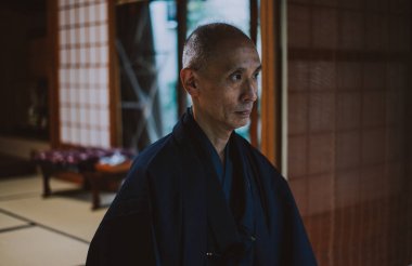 Japon adam bahçede meditasyon