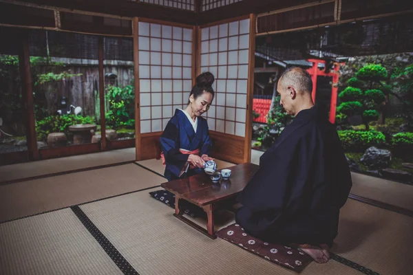 Casal sênior momentos de estilo de vida em uma casa japonesa tradicional — Fotografia de Stock