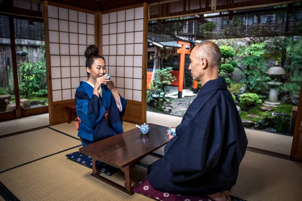 Senior pareja estilo de vida momentos en un tradicional japonés casa — Foto de Stock