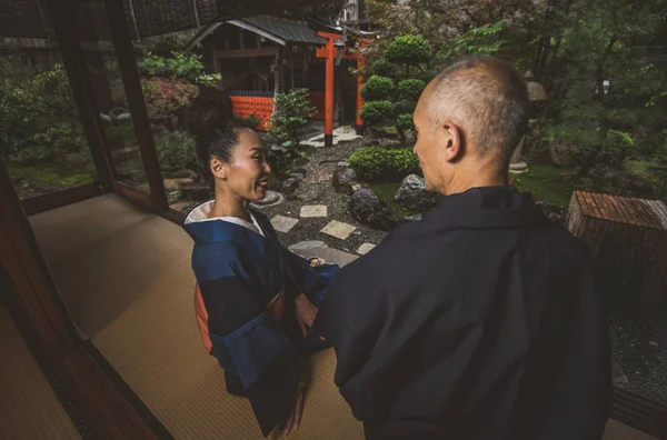 Casal sênior momentos de estilo de vida em uma casa japonesa tradicional — Fotografia de Stock