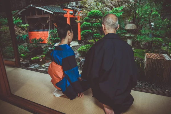 Casal sênior momentos de estilo de vida em uma casa japonesa tradicional — Fotografia de Stock