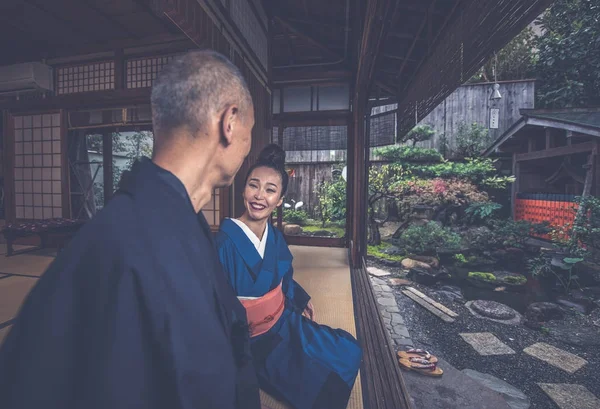 Senior pareja estilo de vida momentos en un tradicional japonés casa — Foto de Stock