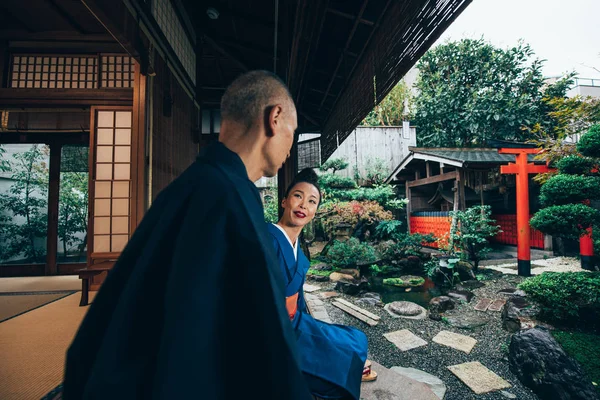 Senior paar levensstijl momenten in een traditioneel Japans huis — Stockfoto