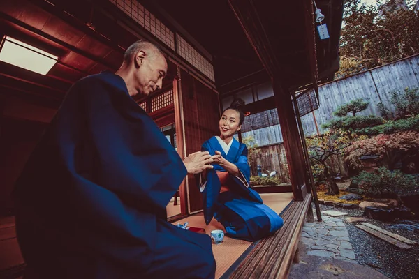 Äldre par livsstil stunder i ett traditionellt japanskt hus — Stockfoto