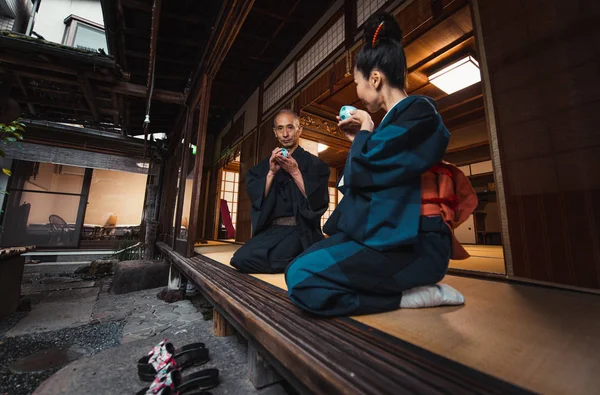 Senior pareja estilo de vida momentos en un tradicional japonés casa —  Fotos de Stock