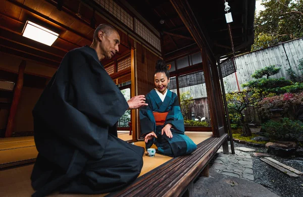 Äldre par livsstil stunder i ett traditionellt japanskt hus — Stockfoto