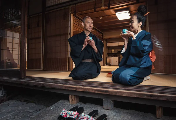 Äldre par livsstil stunder i ett traditionellt japanskt hus — Stockfoto