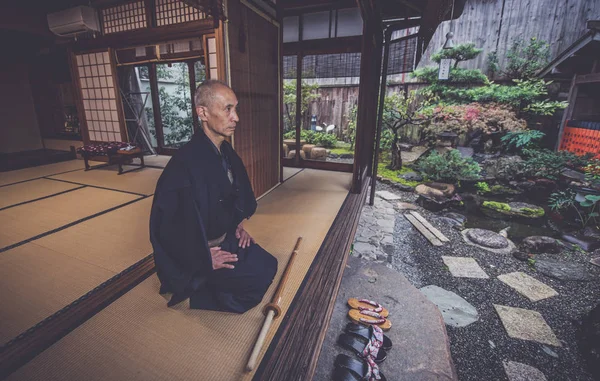 Homem japonês meditando em seu jardim — Fotografia de Stock