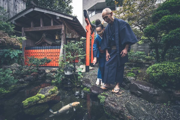 传统日本住宅中的高级情侣生活时刻 — 图库照片
