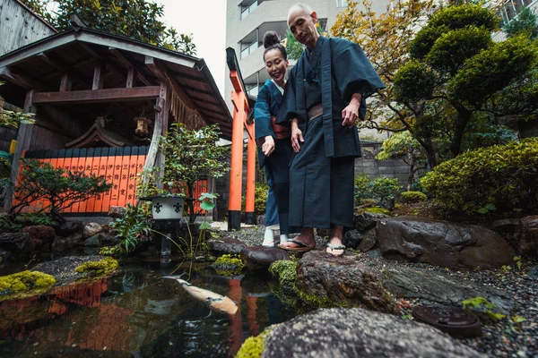 Anziani momenti di vita di coppia in una casa tradizionale giapponese — Foto Stock