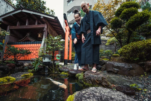 Casal sênior momentos de estilo de vida em uma casa japonesa tradicional — Fotografia de Stock