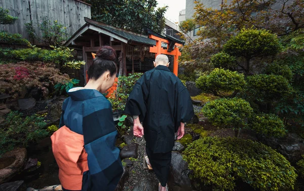 Ζευγάρι ανώτερος στιγμές τρόπου ζωής σε ένα παραδοσιακό ιαπωνικό σπίτι — Φωτογραφία Αρχείου