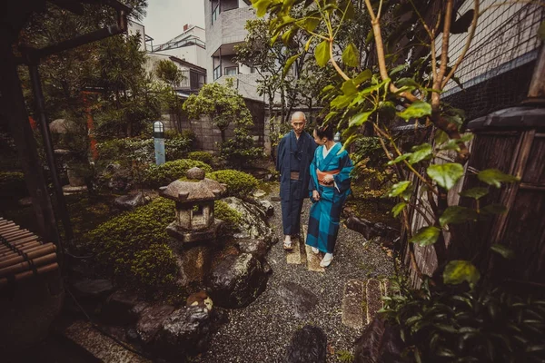 Vedoucí pár životní styl okamžiky v tradiční japonský dům — Stock fotografie