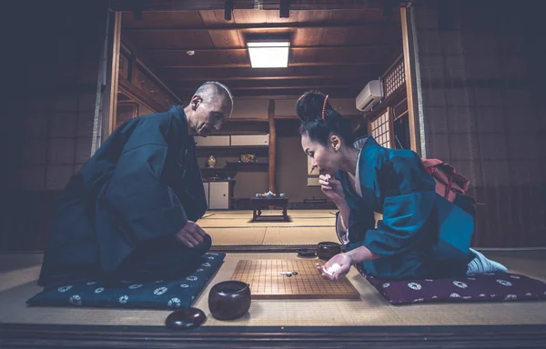 Para starszych styl życia chwile w tradycyjny japoński dom — Zdjęcie stockowe