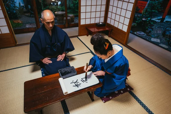 Casal sênior momentos de estilo de vida em uma casa japonesa tradicional — Fotografia de Stock